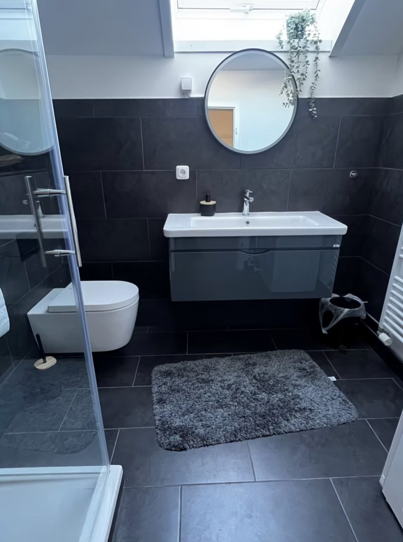 Bad mit Dusche, Waschtisch und Dachfenster
