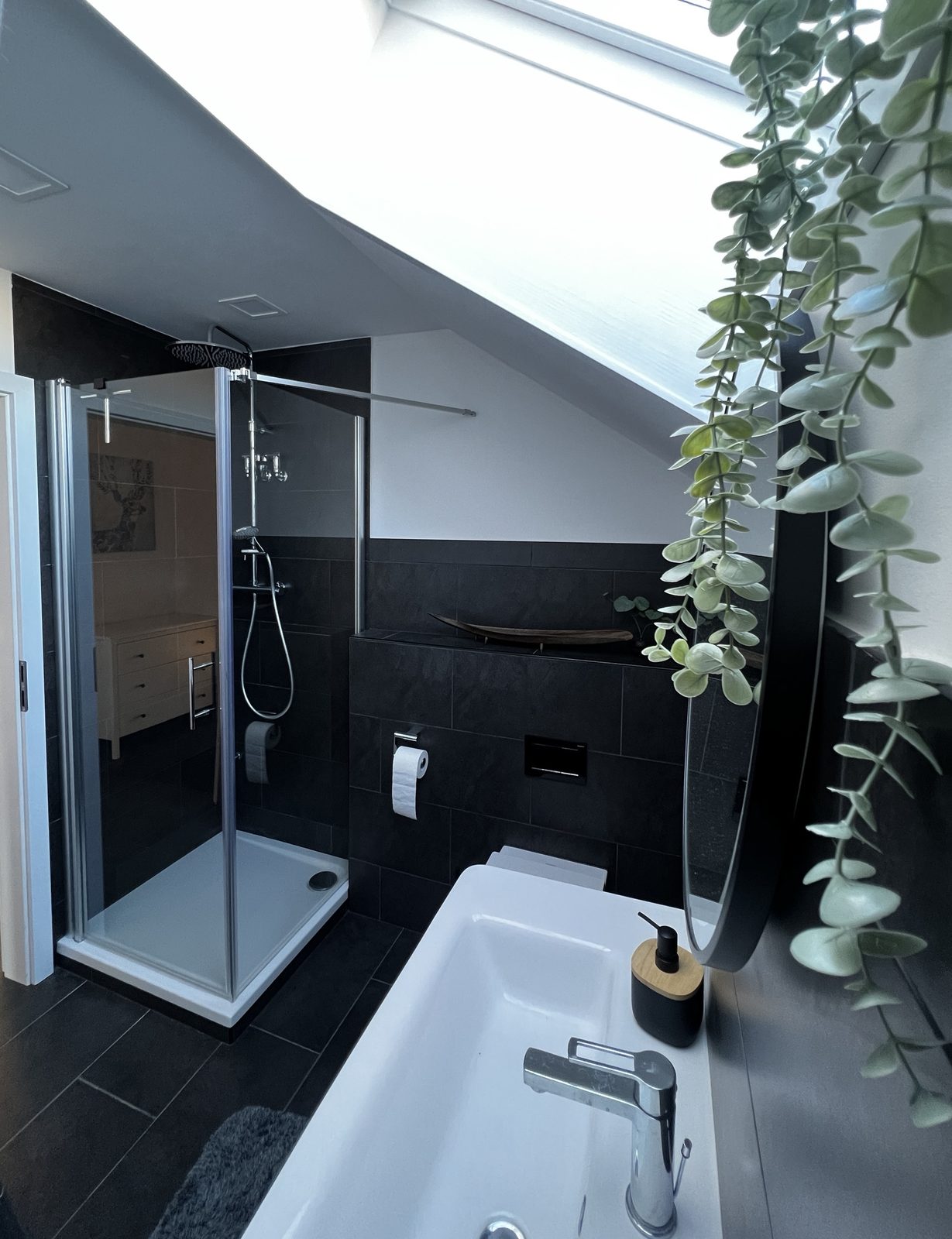 Bad mit Dachfenster, vollverglaster Regendusche und Waschtisch