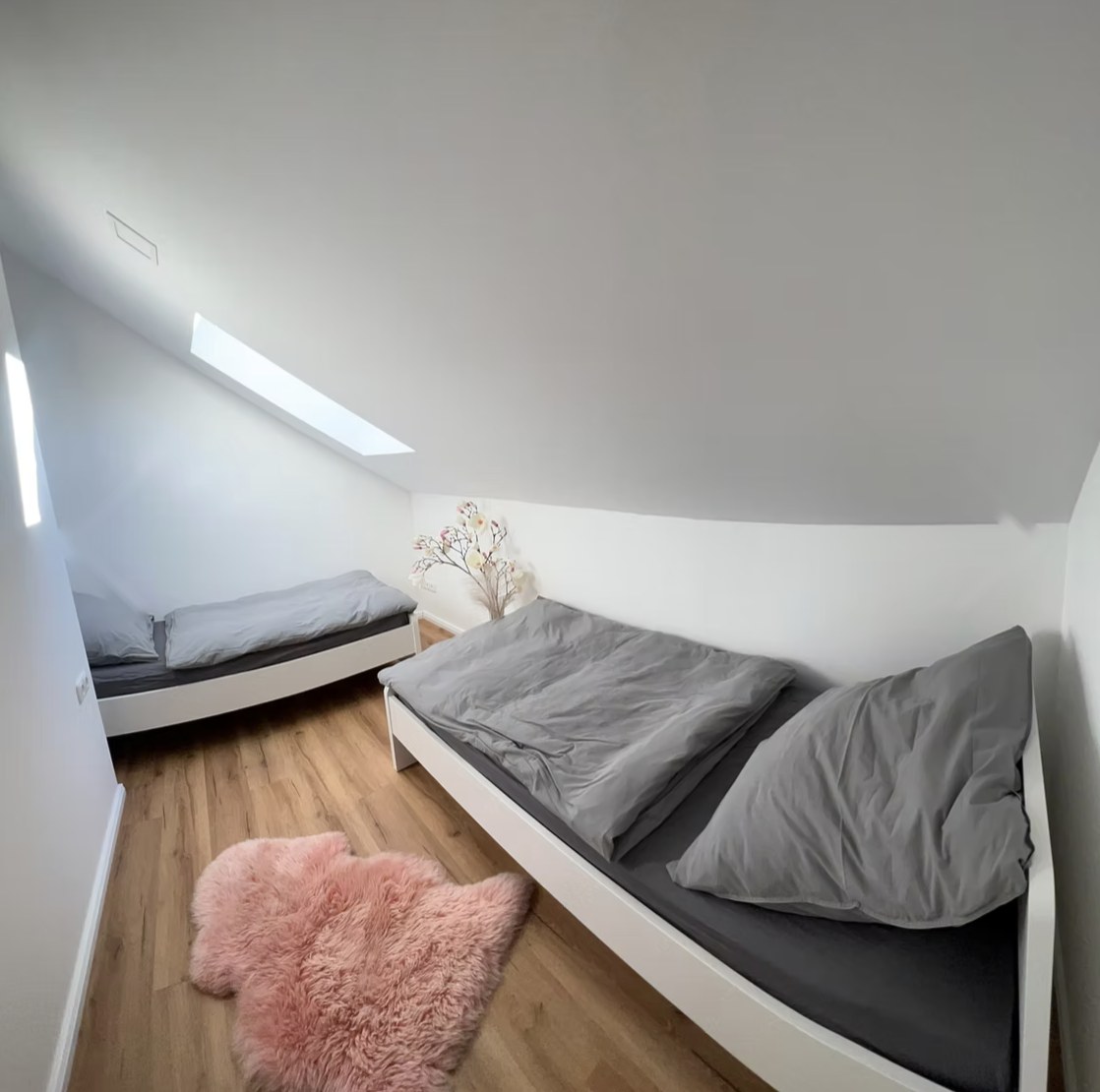 Zweites Schlafzimmer mit zwei 90 cm Einzelbetten unter der Dachschräge