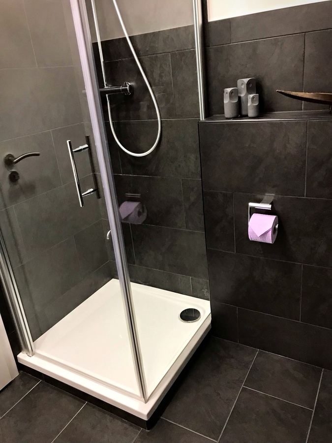 Vollverglaste Dusche mit großem Duschteller