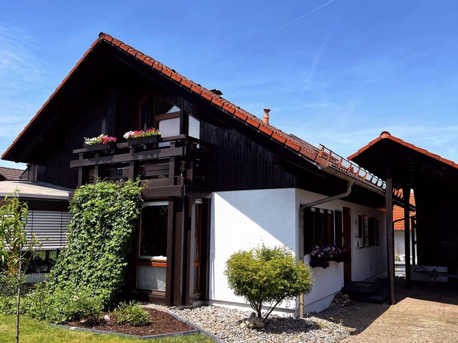Das Holzhaus von der Seite mit Balkon