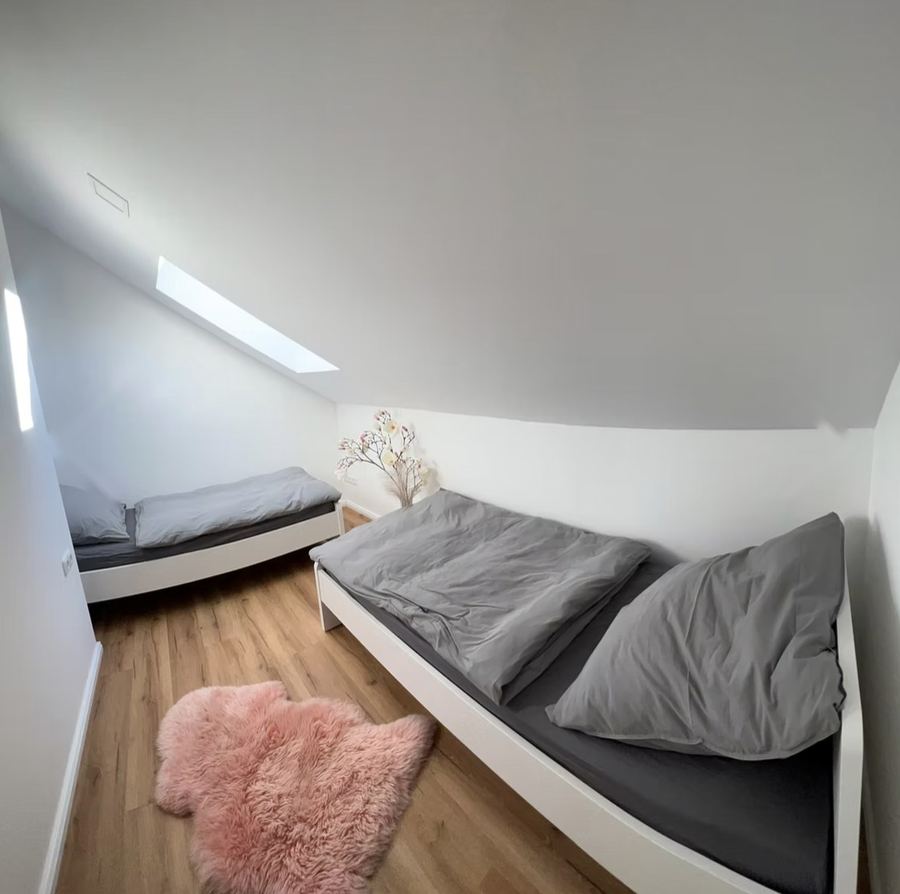 Zweites Schlafzimmer mit zwei Einzelbetten unter der Dachschräge