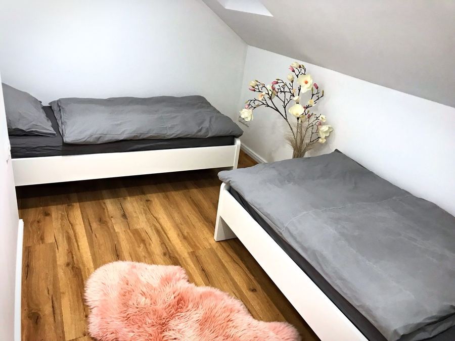 Zweites Schlafzimmer mit zwei 90 cm Einzelbetten