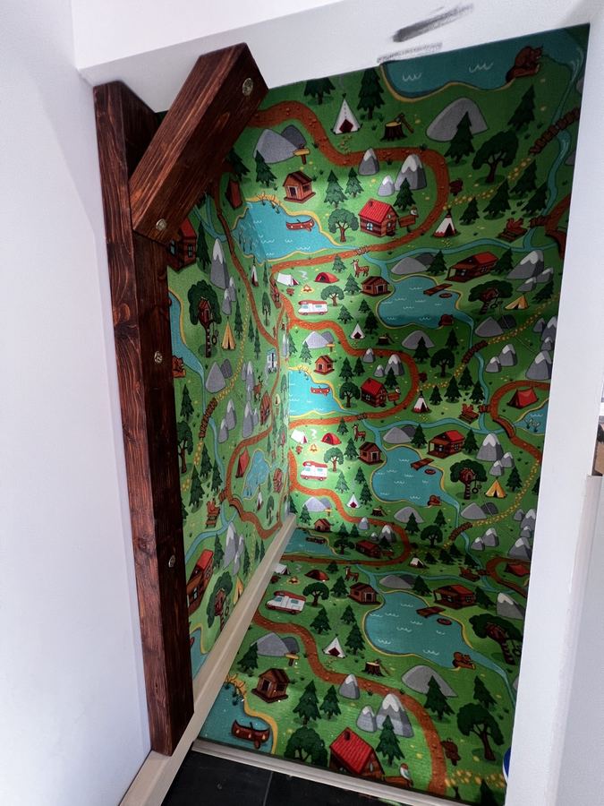 Spielnische mit buntem Spielteppich